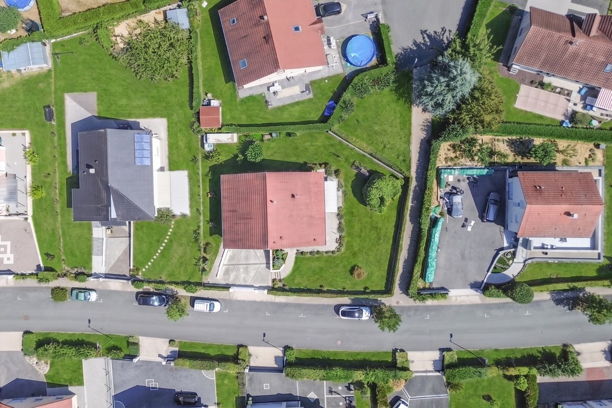 Vue aérienne du dessus d’une maison et de son terrain